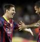 El delantero argentino Lionel Messi (i) celebra con su compañero, el brasileño Dani Alves, el gol que ha marcado