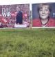 Carteles electorales del candidato del partido SPD, Peer Steinbrueck, y del CDU, Angela Merkel, en un prado en Dormagen