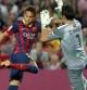 Neymar encara al meta 'txuri-urdin' Claudio Bravo