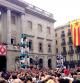 Las juventudes de ERC cuelgan una estelada en la plaça Sant Jaume de Barcelona durante la jornada castellera de la Mercè