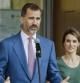 El Príncipe de Asturias junto a la Princesa Letizia hace declaraciones a la salida del Hospital Quirón de Madrid.
