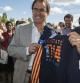 Artur Mas posa con una corbata con una estelada en Igualada