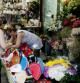 Souvenirs en un puesto de venta de flores y plantas de la Rambla