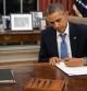 Fotografía cedida por la Casa Blanca donde aparece el presidente Barack Obama mientras firma el documento H.R. 3210, para el pago de los miembros de las Fuerzas Armadas durante el tiempo que dure el bloqueo presupuestario
