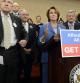 La líder de la minoría en la cámara de representantes, Nancy Pelosi, junto al líder de la mayoría en el senado ,Harry Reid, en un acto para celebrar la apertura de las inscripciones de Obamacare en el Capitolio el 1 de octubre