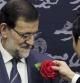 El presidente del Gobierno español, Mariano Rajoy, recibe una rosa a su llegada a la inauguración del Encuentro Empresarial "Japón-España: Socios Globales para Negocios e Inversiones"