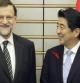 El presidente del Gobierno español, Mariano Rajoy, saluda al primer ministro de japonés, Shinzo Abe, momentos antes de la reunión que ambos mantuvieron en Tokio.