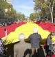 Los manifestantes han desplegado en el paseo de Gràcia una bandera de cien metros, mitad española y mitad catalana