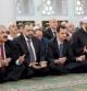 Fotografía facilitada por la agencia de noticias SANA que muestra al presidente sirio, Bashar el Asad (centro), rezando con motivo de la celebración del Eid al-Adha