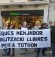 Un grupo de familias del colegio Baldiri Reixac protestan a las puertas del ayuntamiento de Badalona