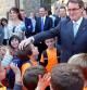 El presidente de la Generalitat, Artur Mas, saludando a un grupo de alumnos de segundo curso de la escuela de la localidad de Sort (Lleida)