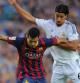 Sergio Busquets y Khedira pelean un balón en el Barça-Madrid