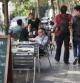 Las terrazas proliferan allí donde los empresarios encuentran un hueco y a veces complican la convivencia con el peatón