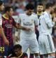 Jugadores del Real Madrid y del Barça discuten con el árbitro