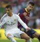 Cristiano Ronaldo lucha un balón con Gerard Piqué