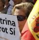 Una mujer sostiene una pancarta a favor de la doctrina Parot en la manifestación de la AVT.