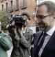 El embajador de EEUU en España, James Costos (c), a su llegada hoy al Palacio de Santa Cruz, sede del Ministerio de Asuntos Exteriores y de Cooperación de España.