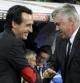 El entrenador del Real Madrid, el italiano Carlo Ancelotti, saluda al del Sevilla, Unai Emery