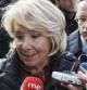 La presidenta del PP de Madrid, Esperanza Aguirre, atiende a los medios.