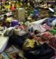 Ciudadanos evacuados por el tifón Haiyan se acuestan en un gimnasio en Filipinas