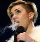 Miley Cyrus fumándose un porro mientras recoge su premio en los MTV EMA 2013