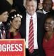 El candidato demócrata Bill de Blasio abraza a su hija Chiara, su hijo Dante y su mujer, Chirlane McCray, tras conocer su triunfo en las elecciones a la alcaldía de Nueva York