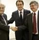 Fotografía facilitada por la Generalitat de Catalunya del presidente, Artur Mas (c), durante la firma de un acuerdo de colaboración del conseller de Economía, Andreu Mas-Colell (i), con la Universidad de Tel Aviv.