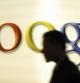 Un hombre pasa ante el logotipo de Google