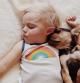Un bebé duerme la siesta junto a un cachorro de perro