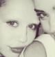 Miley Cyrus se deshace de sus cejas y muestra el resultado en su cuenta de Instagram en una fotografía donde posa con Miranda Kerr