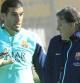 El entrenador del FC Barcelona, Gerardo "Tata" Martino, conversa con el portero, José Manuel Pinto