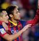 Alexis Sanchez celebra un gol con Neymar su gol
