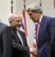 El ministro de Exteriores iraní, Mohammad Javad Zarif, y el Secretario de Estado de EE.UU., John Kerry, se dan la mano en Ginebra
