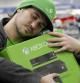 Un joven abraza su nueva Xbox momentos después de comprarla