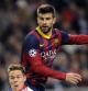 Piqué y Moisander pelean por un balón