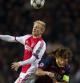 Carles Puyol pelea por un balón en el encuentro ante el ajax