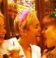 Miley Cyrus junto a Kelly Osbourne y otra amiga durante su cumpleaños