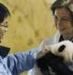 La Reina Sofía conversa con uno de los cuidadores del pequeño oso panda nacido el pasado 30 de agosto, durante su visita esta mañana al Zoo Aquarium de Madrid.