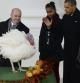 Obama con sus hijas Malia y Sasha, y con el presidente de la Federación Nacional del Pavo, John Burkel, durante el indulto al pavo 'Popcorn'