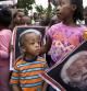 Decenas de niños acudieron ayer a la puerta de la vieja casa de Mandela en el suburbio de Soweto, al igual que ante su casa de Johannesburgo, donde falleció la noche del jueves