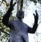 Flores y velas encendidas adornan una estatua del expresidente sudafricano Nelson Mandela en la Plaza del Parlamento en Londres (Reino Unido), hoy, viernes 6 de diciembre de 2013. Nelson Mandela falleció ayer a los 95 de edad. EFE/Facundo Arrizabalaga