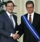 El presidente del Gobierno, Mariano Rajoy, estrecha la mano al ministro de Asuntos Exteriores de Alemania, Guido Westerwelle, tras imponerle hoy la Gran Cruz de la Orden del Mérito Civil en un acto celebrado en el Palacio de la Moncloa.