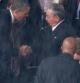 Barack Obama y Raúl Castro se saludan en una imagen histórica producida durante el funeral de Nelson Mandela