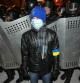 Policía antidisturbios monta una barricada durante una manifestación en la Plaza de la Independencia en Kiev