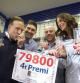La administración 336 en el centro comercial Las Arenas que ha dado el cuarto premio. En la foto besando el número Jordi Alsina, padre del director de la administración, Jordi Alsina hijo, a su derecha