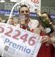 Los propietarios de la Administración número 3 de Manises (Valencia) celebran el haber vendido una serie del número 62.246, premiado con el Gordo del sorteo de Navidad, lo que supone cuatro millones de euros, idéntica cantidad a la repartida el año pasado en esta misma sucursal