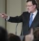 Mariano Rajoy da la palabra a un periodista durante la rueda de prensa de balance del año 2013 celebrada en el Palacio de la Moncloa