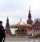 Los agentes de policía rusos patrullan la plaza Roja en el centro de Moscú después de que se hayan aumentado las medidas de seguridad por los atentados