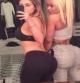 Kim Kardashian presume junto a una amiga de trasero en Instagram