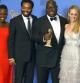 El director Steve McQueen sostiene el Globo de Oro a la mejor película dramática en una imagen junto a los actores de 12 años de esclavitud